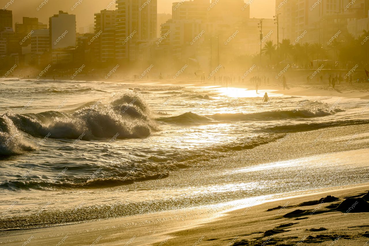 Pôr do sol deslumbrante na Praia de Ipanema, Rio de Janeiro: uma cena serena e acolhedora
