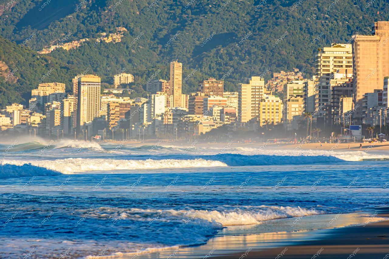 Praia de Ipanema: O Contraste entre Urbano e Natural no Rio de Janeiro