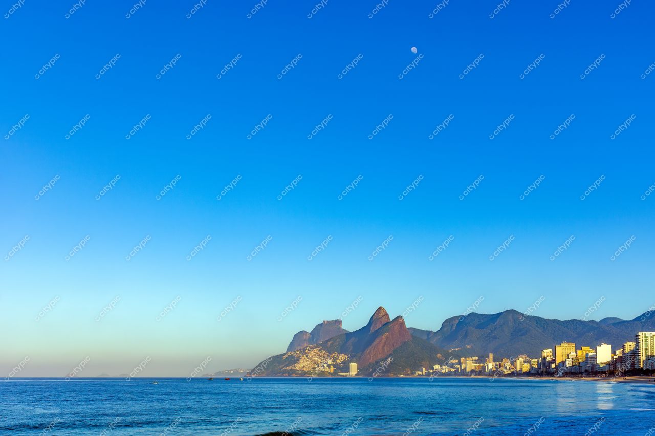 Praia de Ipanema: Vista deslumbrante do Rio de Janeiro com o Pão de Açúcar ao fundo