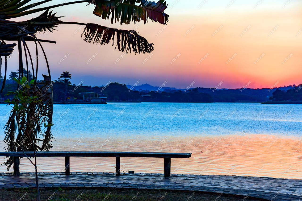 Lago das Palmeiras: Pôr do Sol Sereno em Belo Horizonte, Minas Gerais