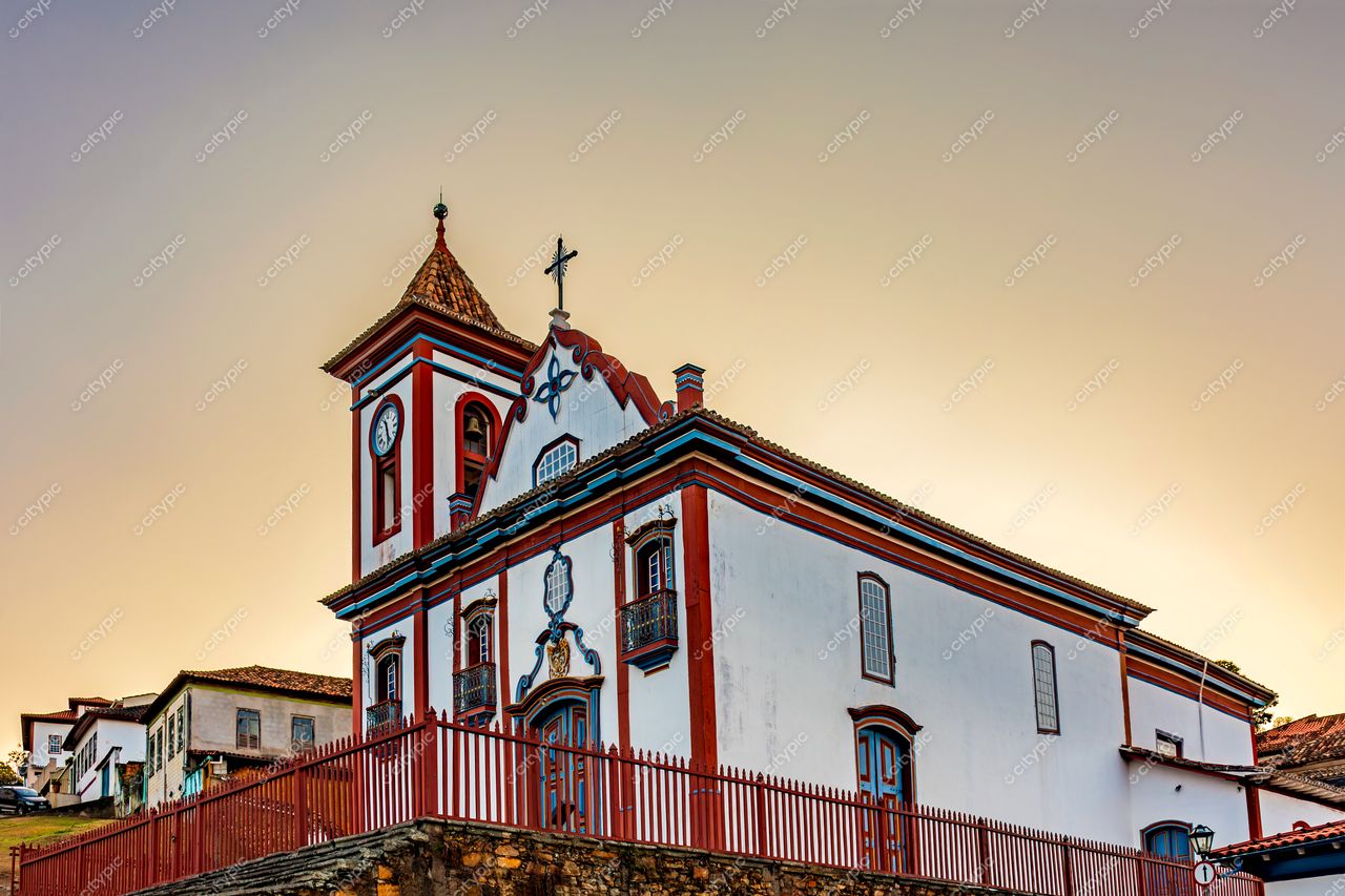 Diamantina, Minas Gerais: Igreja colonial portuguesa ao pôr do sol