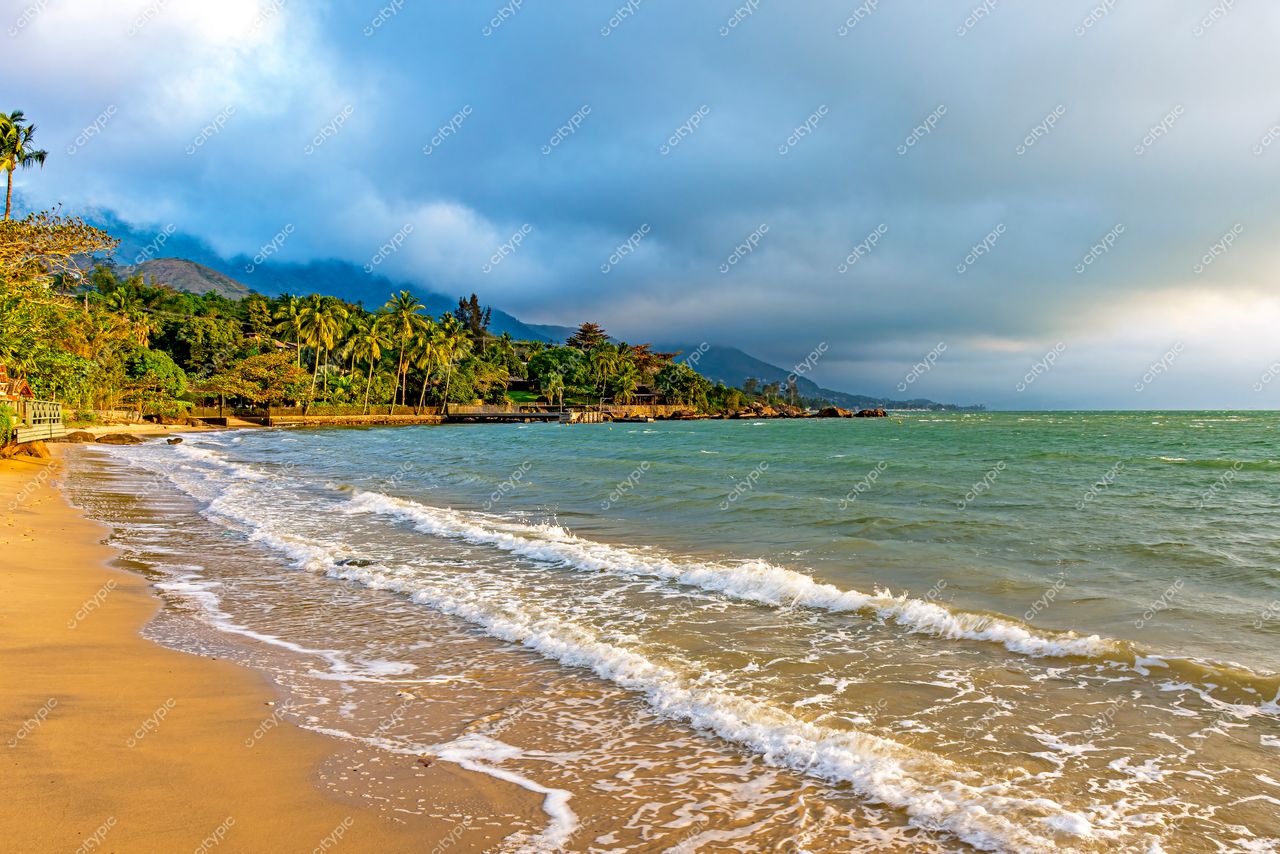 Praia paradisíaca em Ilhabela, São Paulo: um refúgio de tranquilidade e beleza natural
