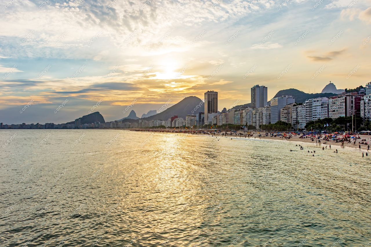 Pôr do sol em Copacabana: a essência do estilo de vida carioca