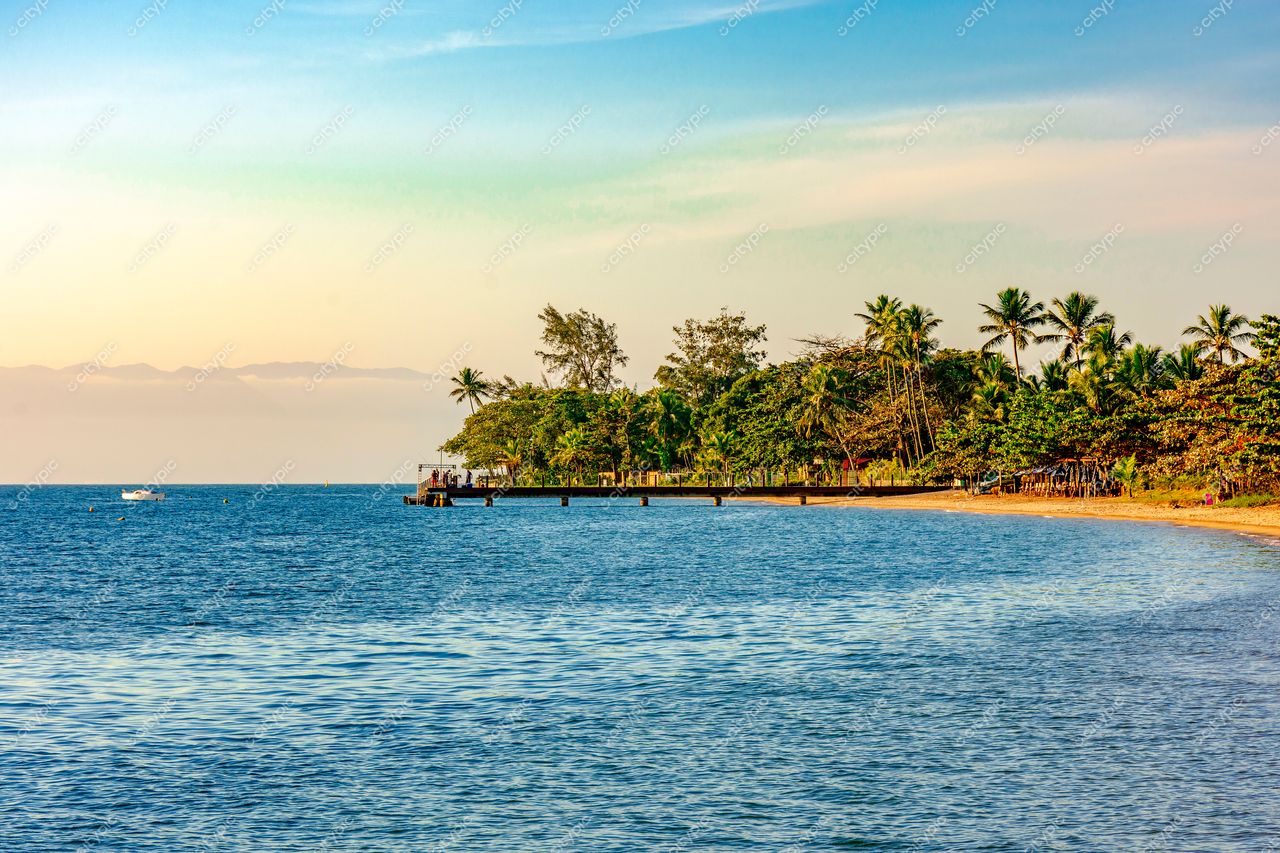 Pôr do sol no paraíso: Praia de Ilhabela, São Paulo, Brasil
