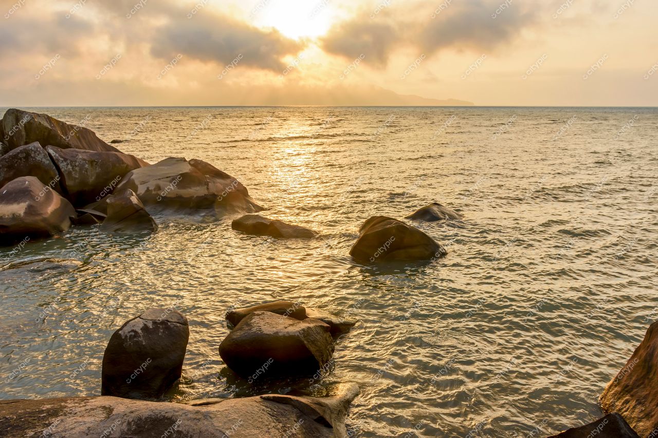 Pôr do sol sereno sobre o mar em Ilhabela, São Paulo: a beleza natural de um destino paradisíaco