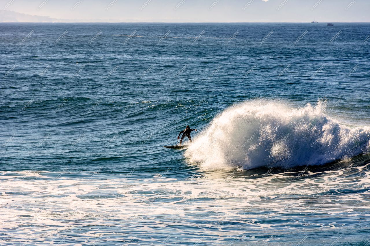 Surfe em Ipanema: A adrenalina do mar azul profundo no Rio de Janeiro, Brasil