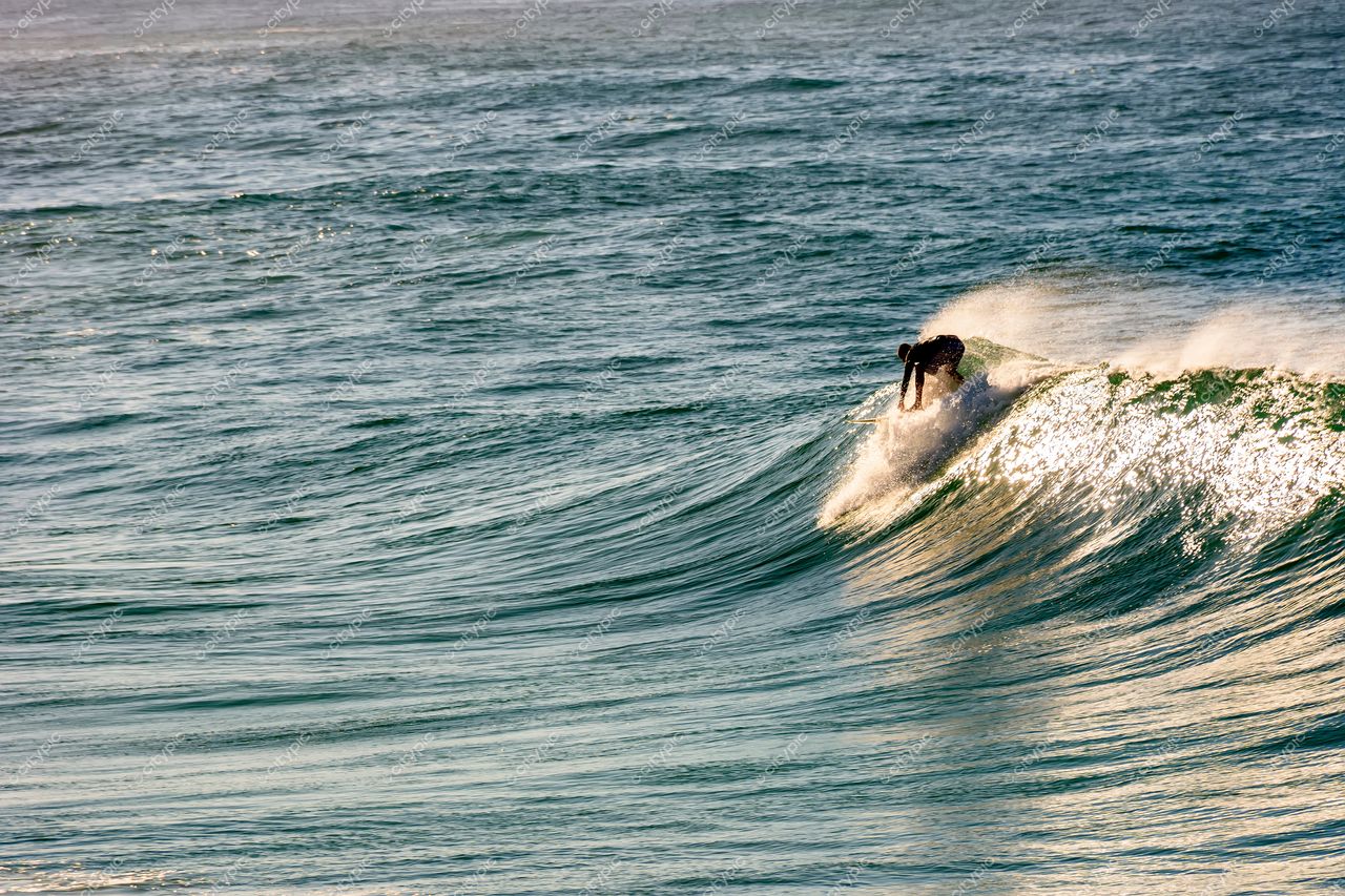 Surfista em ação: Ondas de Ipanema, Rio de Janeiro, Brasil