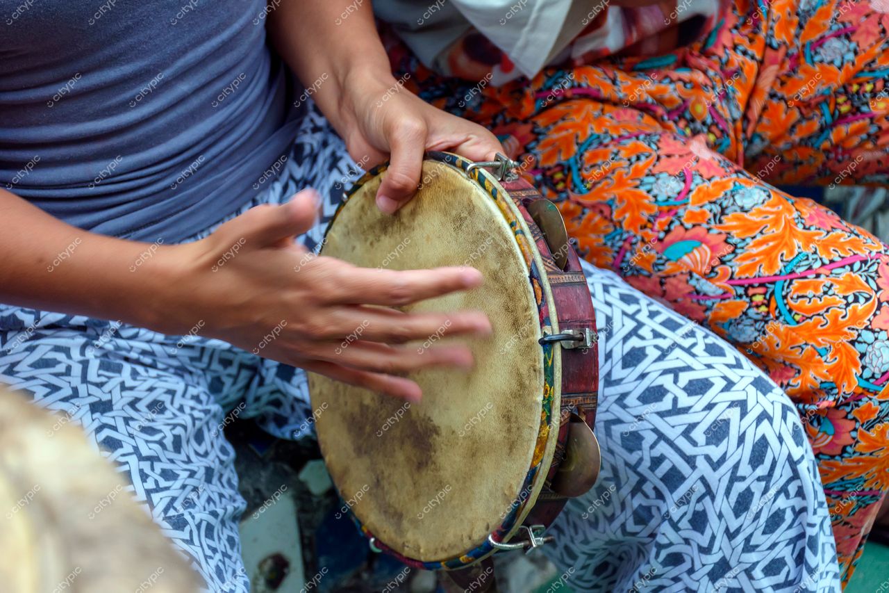 Rio de Janeiro, Brasil: Vibrante cena musical em uma roda de samba