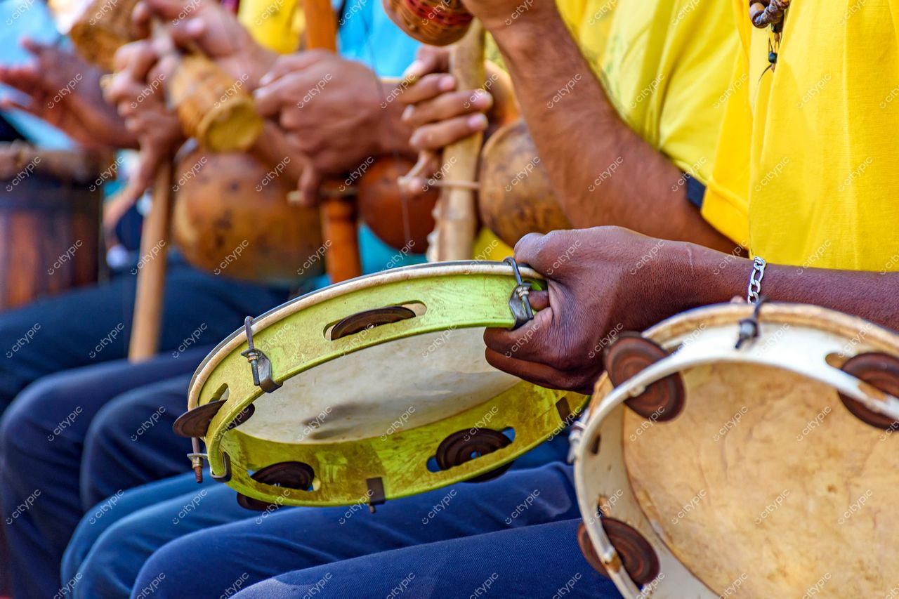 Ritmo e Cores: Uma Celebração Musical de Percussão