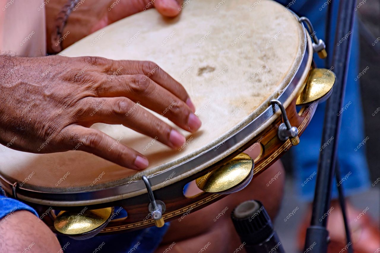 Centro do Rio de Janeiro: Mão masculina tocando tambor em cena vibrante