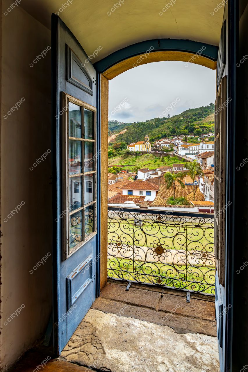 Ouro Preto, Minas Gerais: Vista encantadora através de uma porta aberta