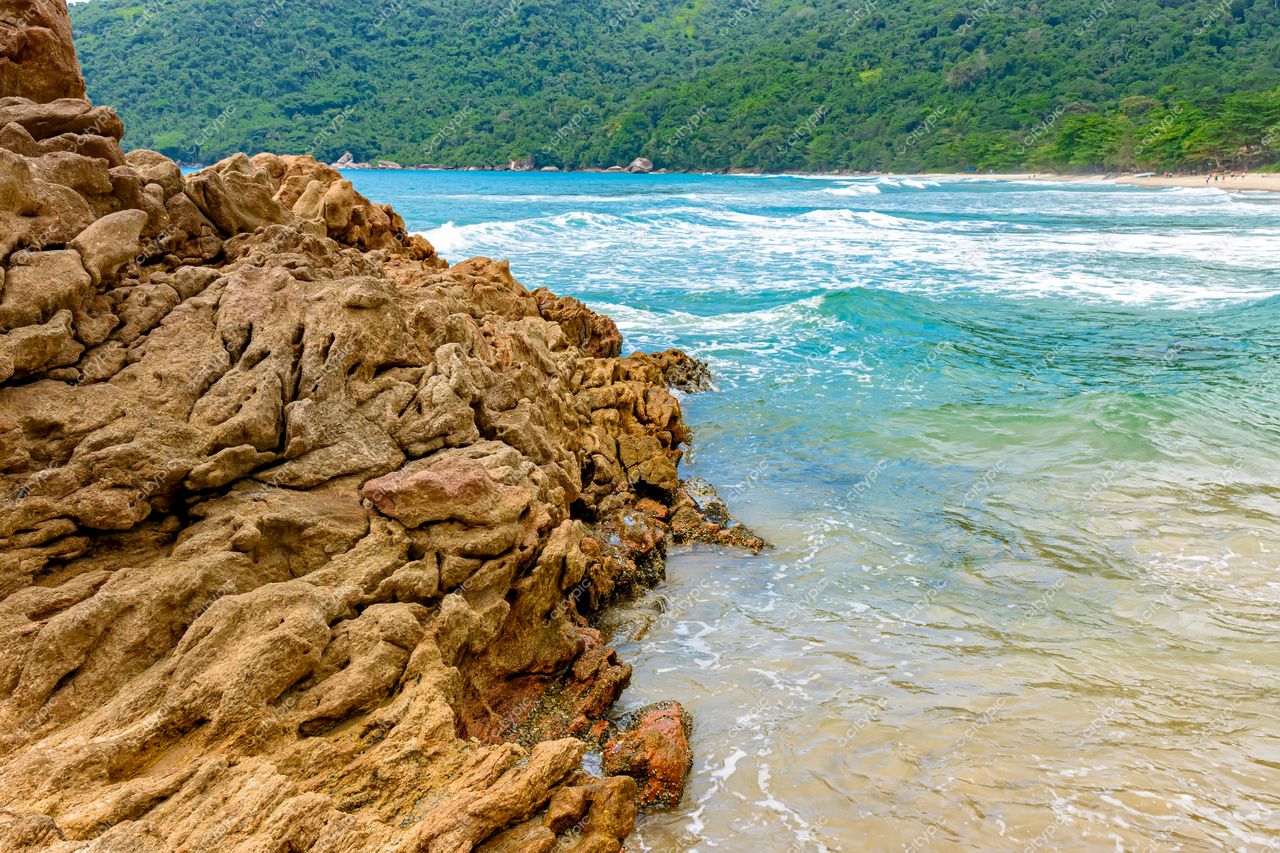 Trindade, Paraty, Rio de Janeiro: Paisagem Costeira Serena e Exuberante