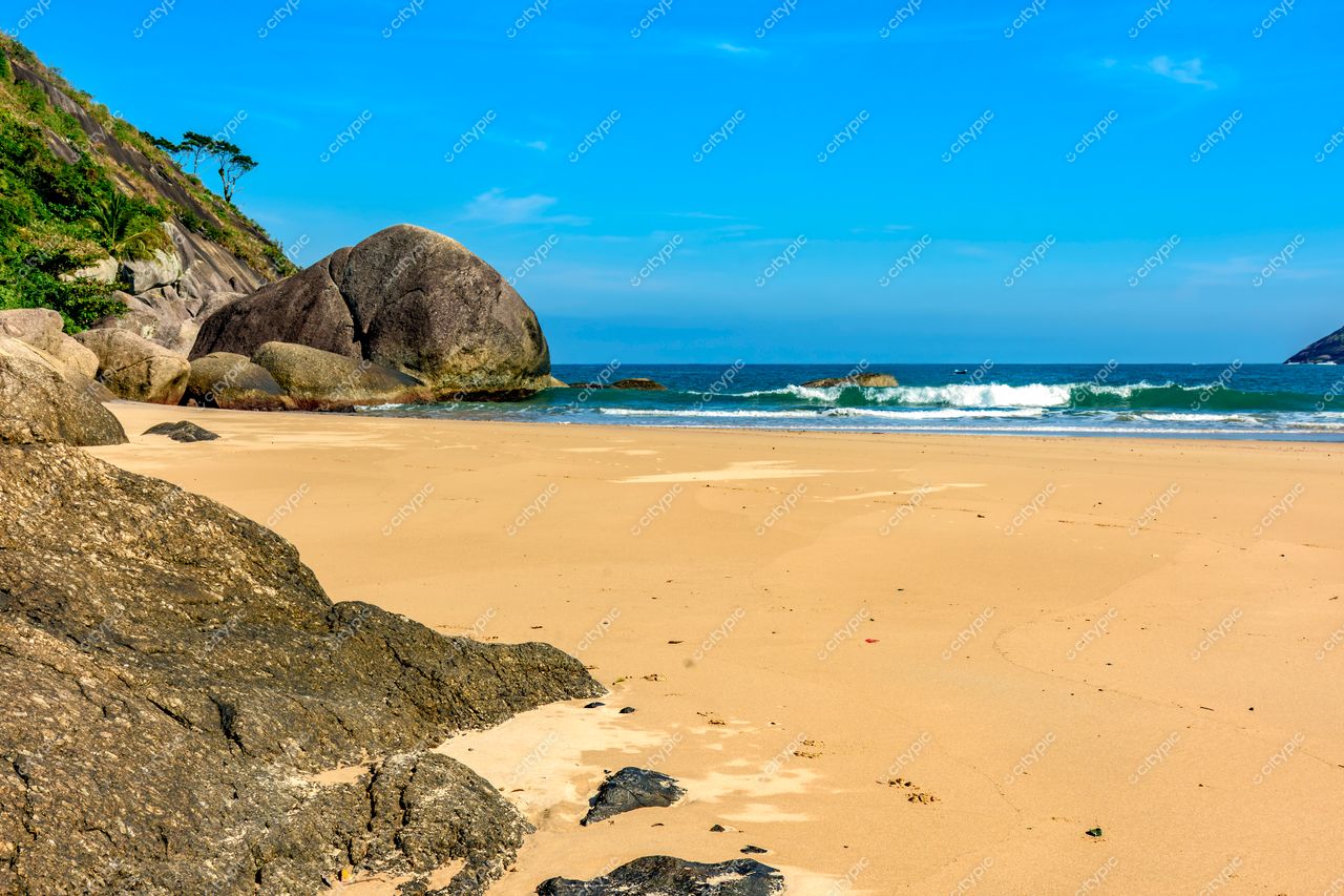 Praia Paradisíaca em Ilhabela, São Paulo: Areias douradas, rochas imponentes e mar tranquilo