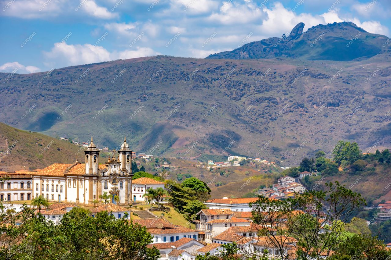 Ouro Preto, Minas Gerais: Vista panorâmica da Igreja de São Francisco de Assis e paisagem montanhosa
