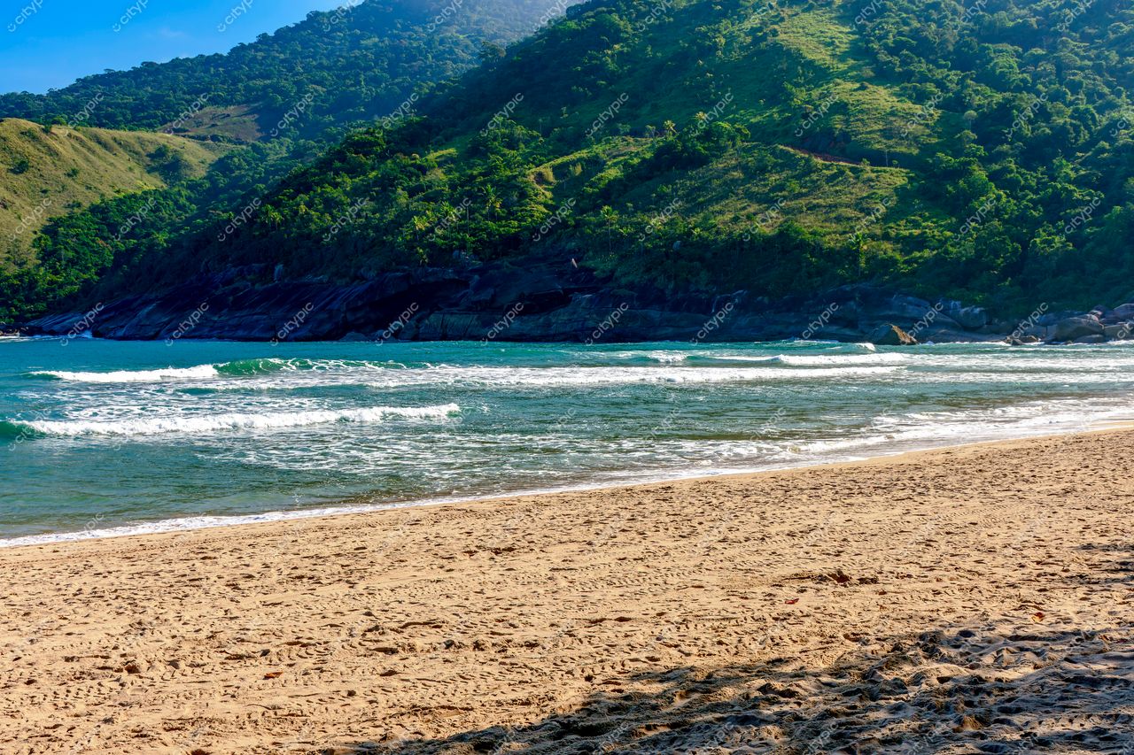 Praia Paradisíaca em Ilhabela, São Paulo: Tranquilidade e Beleza Natural