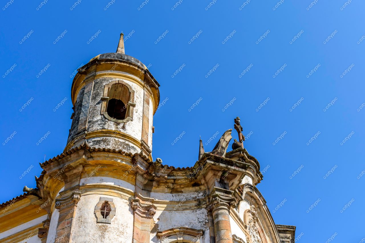 Ouro Preto, Minas Gerais: Torre de igreja colonial com detalhes ornamentais e design curvilíneo