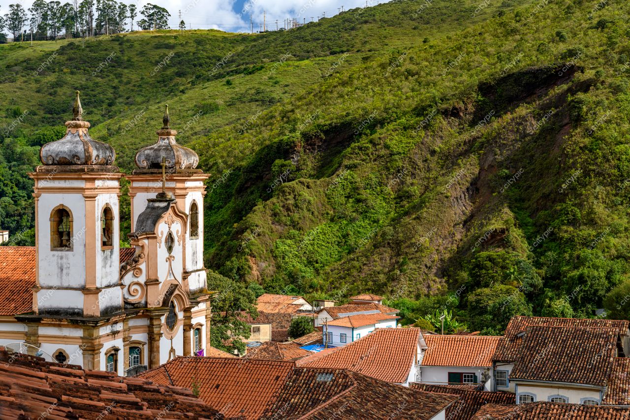 Ouro Preto, Minas Gerais: Vista panorâmica da imponente igreja colonial e telhados históricos