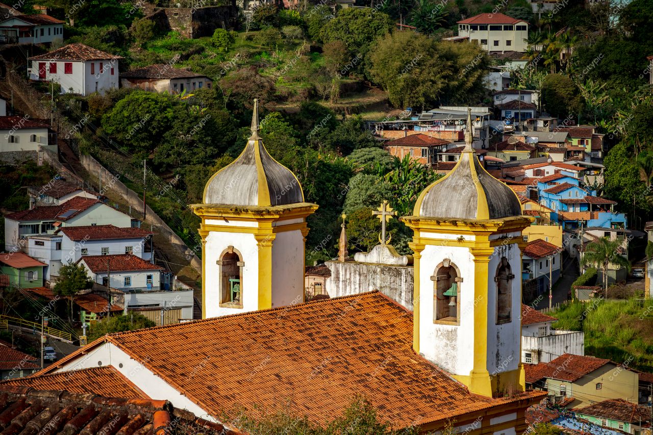 Ouro Preto, Minas Gerais: Vista panorâmica do centro histórico com torres douradas e telhados de cerâmica