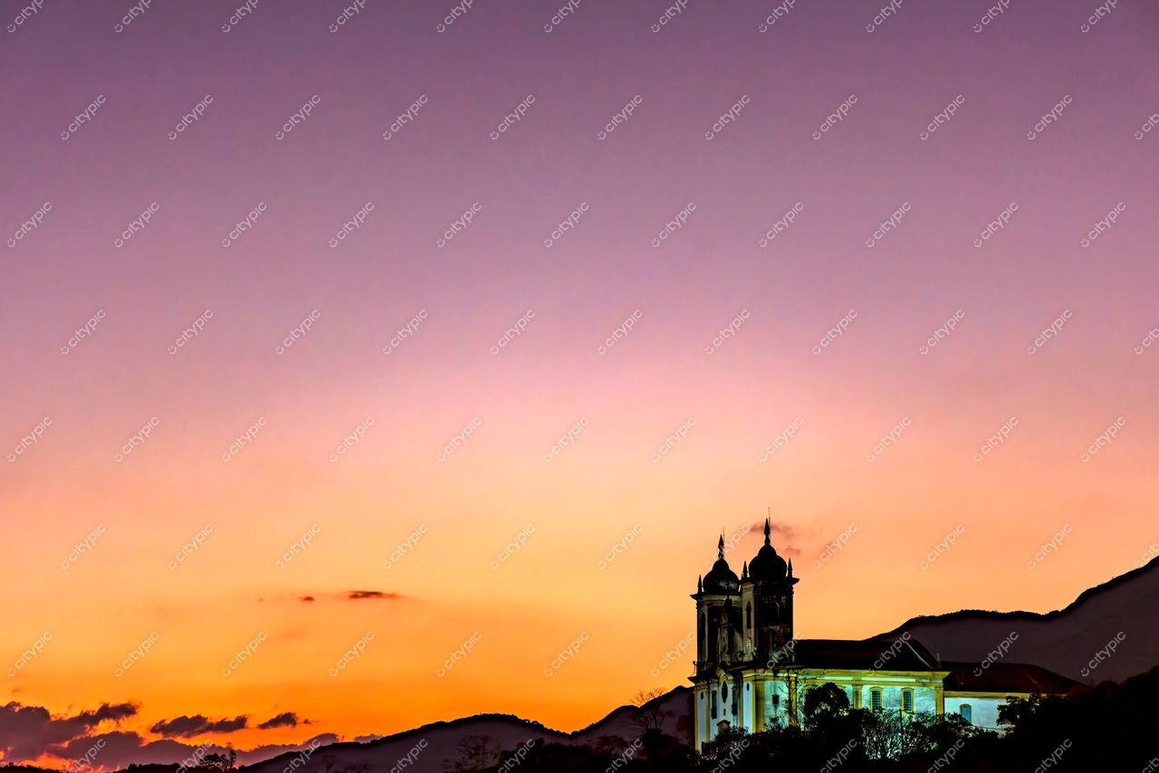Ouro Preto: Pôr do sol deslumbrante na Igreja de São Francisco de Assis