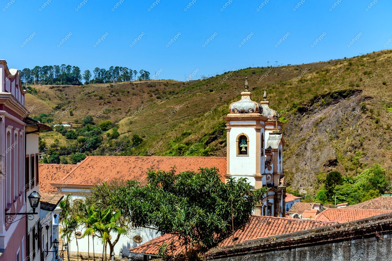 Ouro Preto, Minas Gerais: Vista panorâmica da arquitetura colonial e das colinas verdejantes