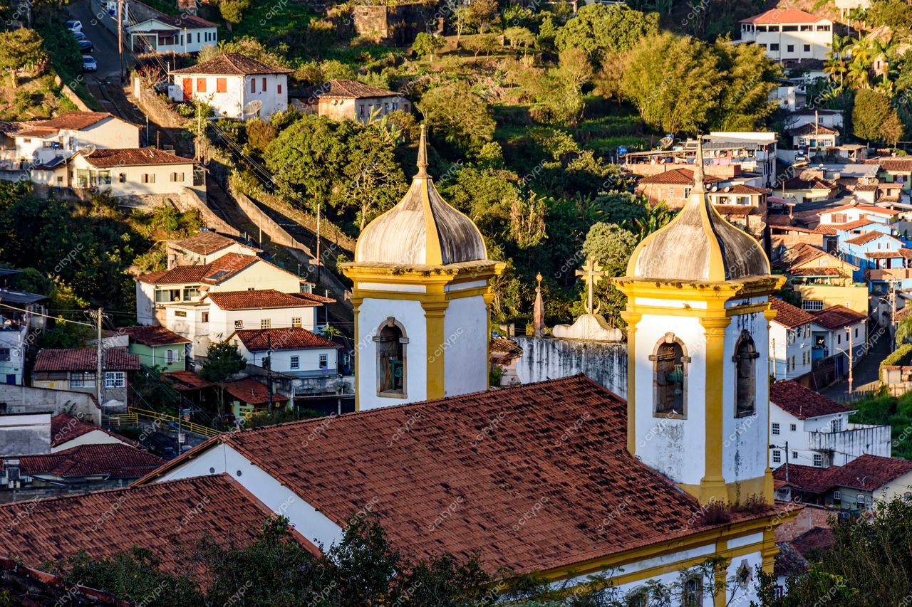 Ouro Preto, Minas Gerais: Vista panorâmica da cidade histórica com igreja dourada e casas coloridas