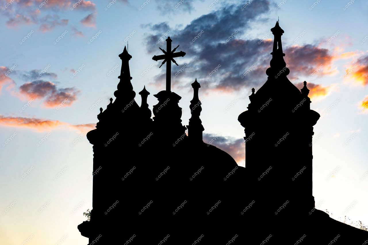 Ouro Preto, Minas Gerais: Silhueta da Igreja Histórica em Contraste com o Céu Crepuscular