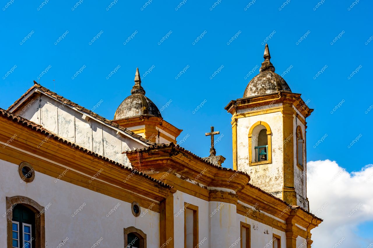 Ouro Preto, Minas Gerais: Domos Barrocos e Cruzes na Arquitetura Colonial