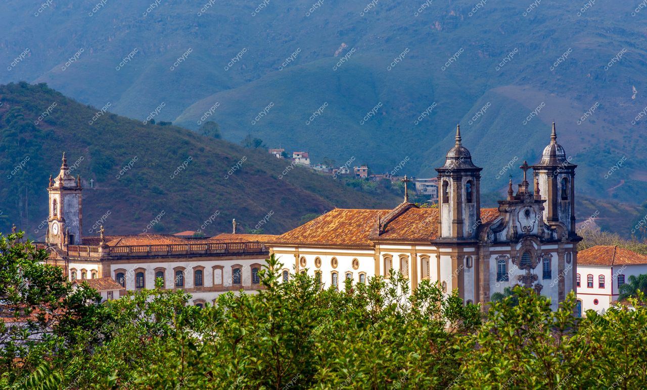 Ouro Preto, Minas Gerais: Vista espetacular da arquitetura barroca em meio às montanhas e vegetação exuberante