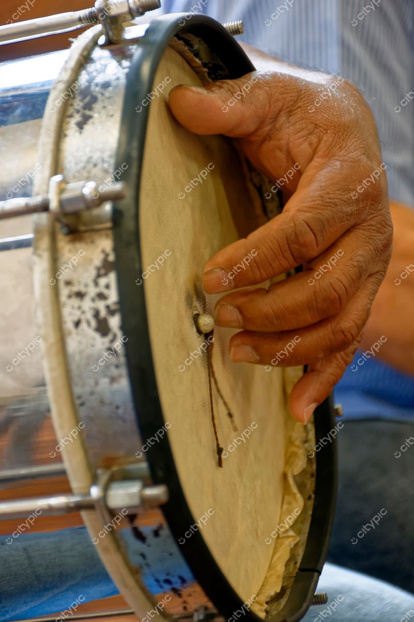 Rio de Janeiro, Brasil: Mão experiente segurando tambor em ambiente musical vibrante