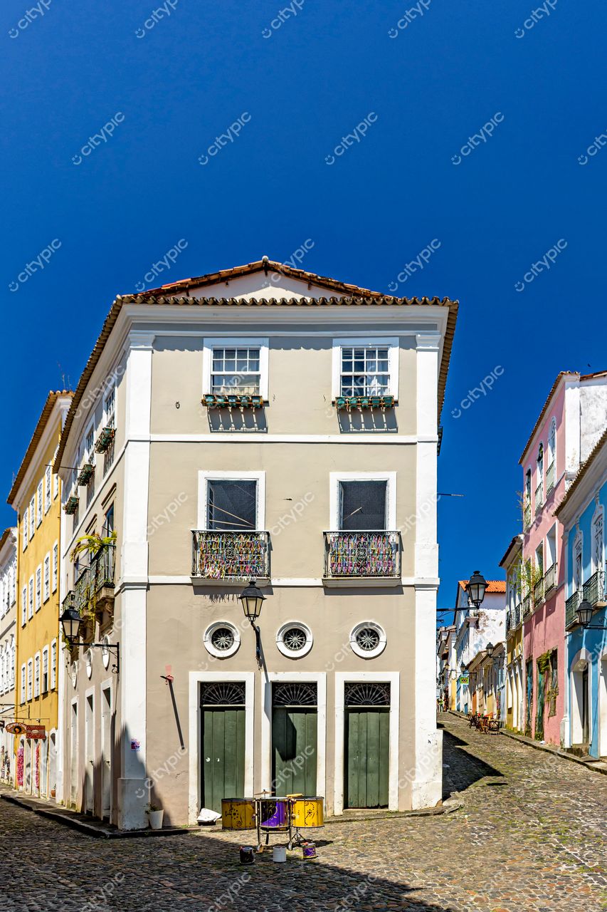 Pelourinho, Salvador, Bahia: Edifício colonial com varandas floridas e portas verdes