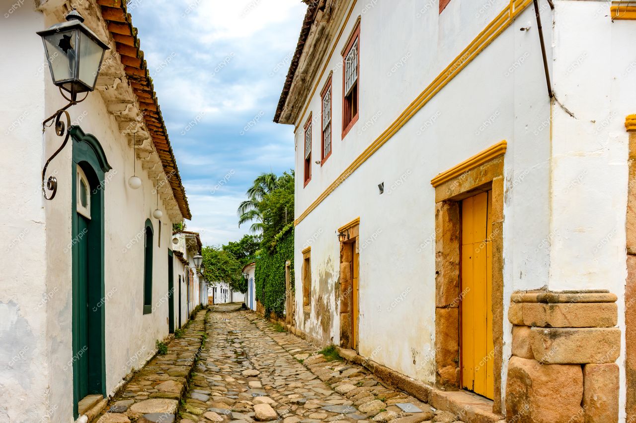 Paraty, Rio de Janeiro: Rua colonial com casas brancas e detalhes coloridos