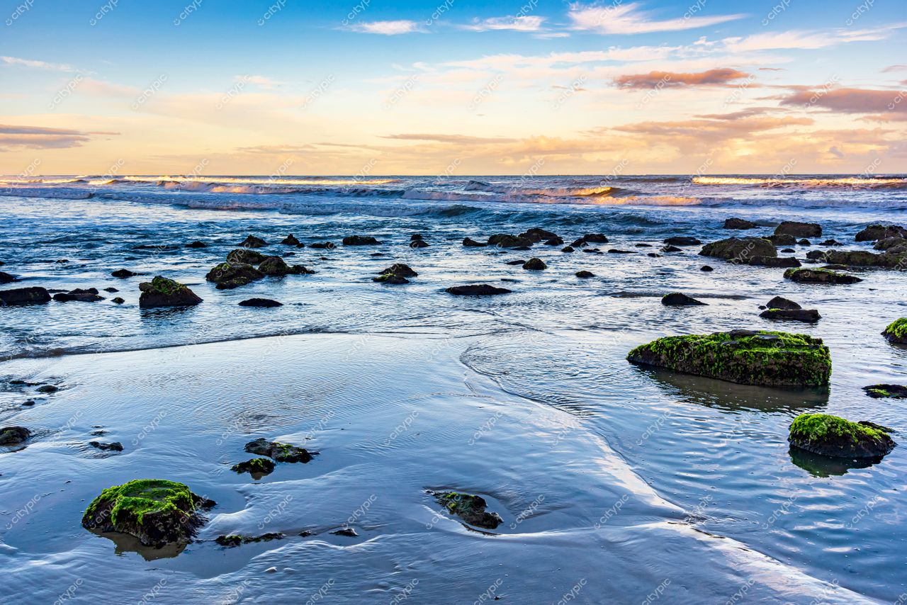 Torres, Rio Grande do Sul: Cena serena de praia ao pôr do sol