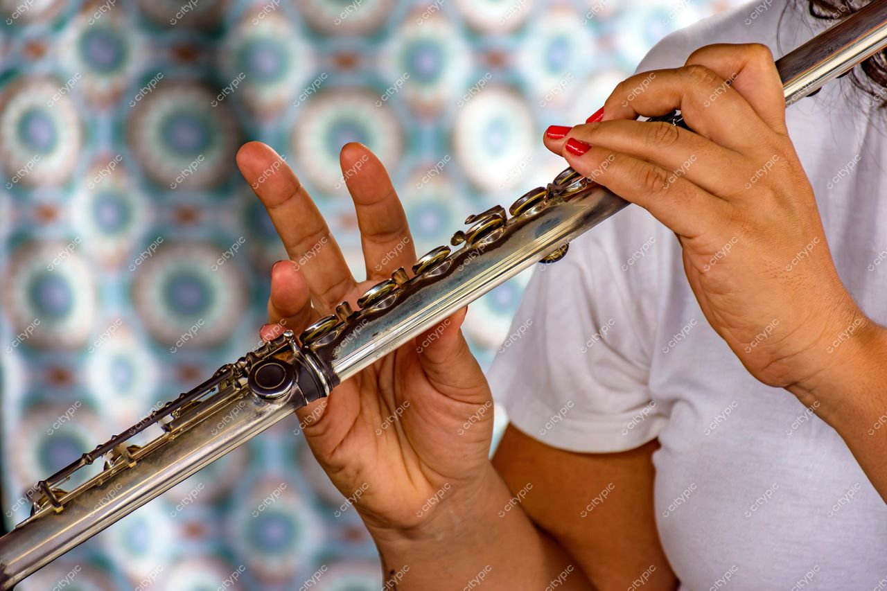 Flautista em Locais Diversos: Mão feminina prestes a tocar em Belo Horizonte, Minas Gerais, Brasil
