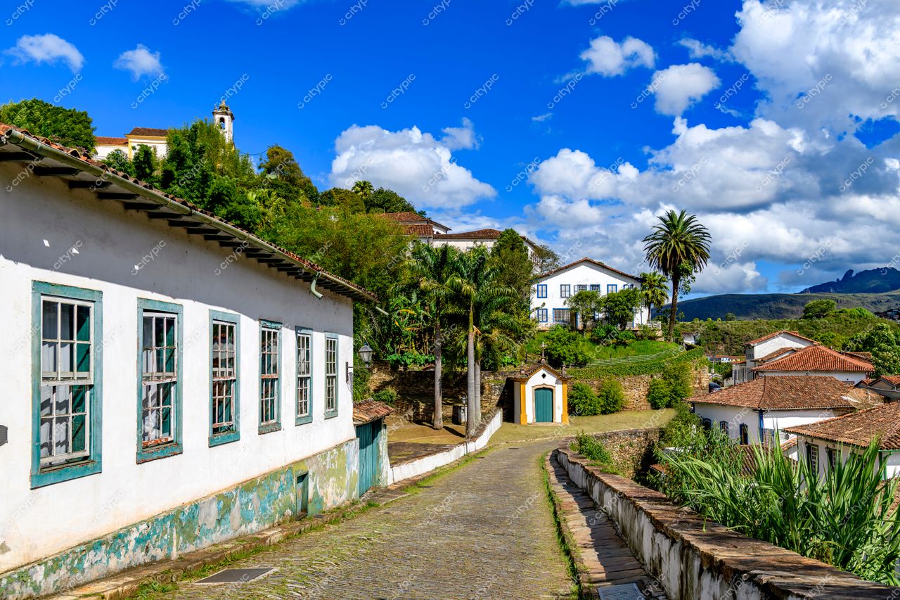 Ouro Preto, Minas Gerais: Rua encantadora com casas coloniais e igreja histórica ao fundo