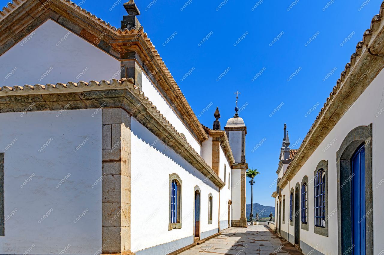 Congonhas, Minas Gerais: Caminho entre edifícios históricos e torre com campanário