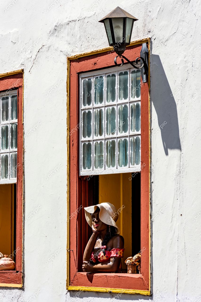 Diamantina, Minas Gerais: Mulher na janela – Uma cena pitoresca da cidade histórica brasileira