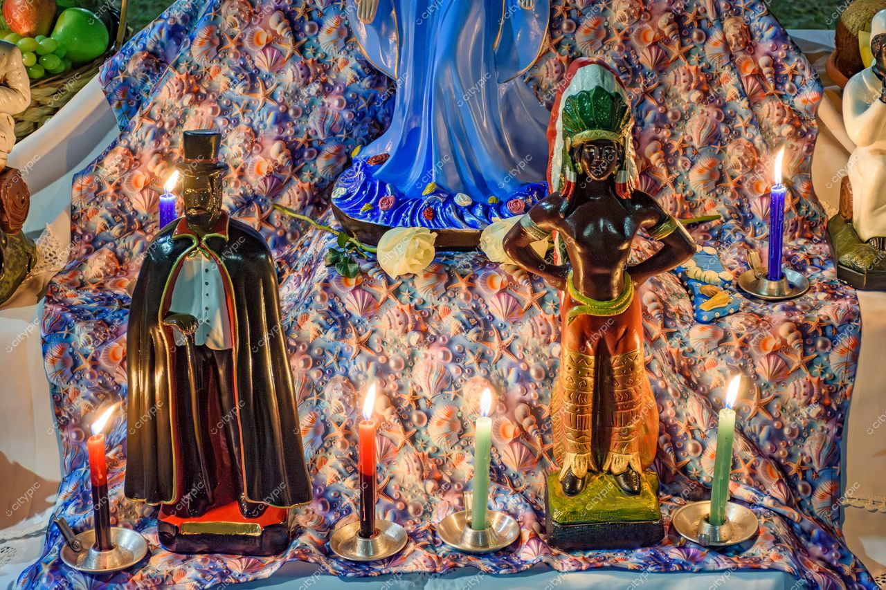 Altar de Devoção: Figuras Esculpidas e Velas Coloridas em Belo Horizonte, Minas Gerais