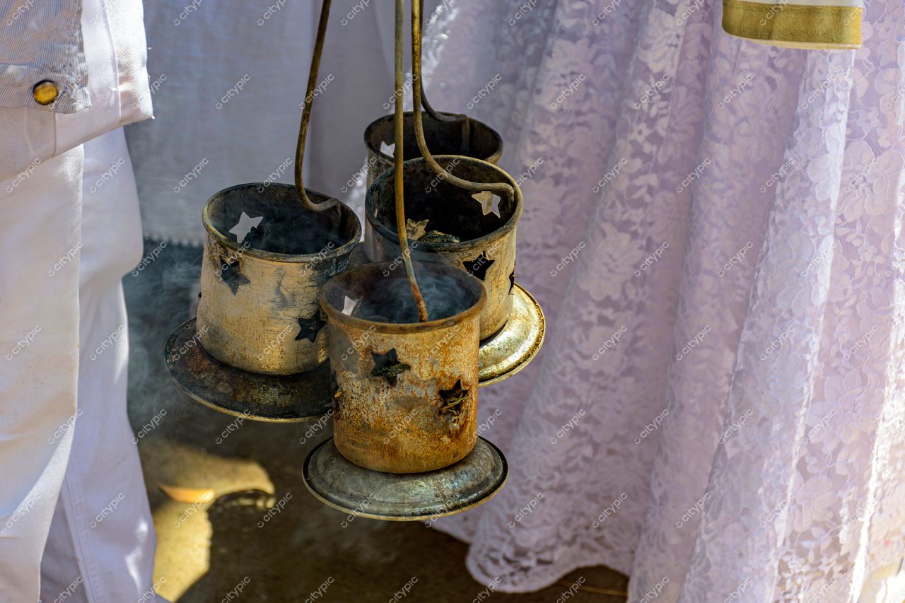 Locais Diversos em Belo Horizonte: Recipientes metálicos soltando fumaça em ritual festivo
