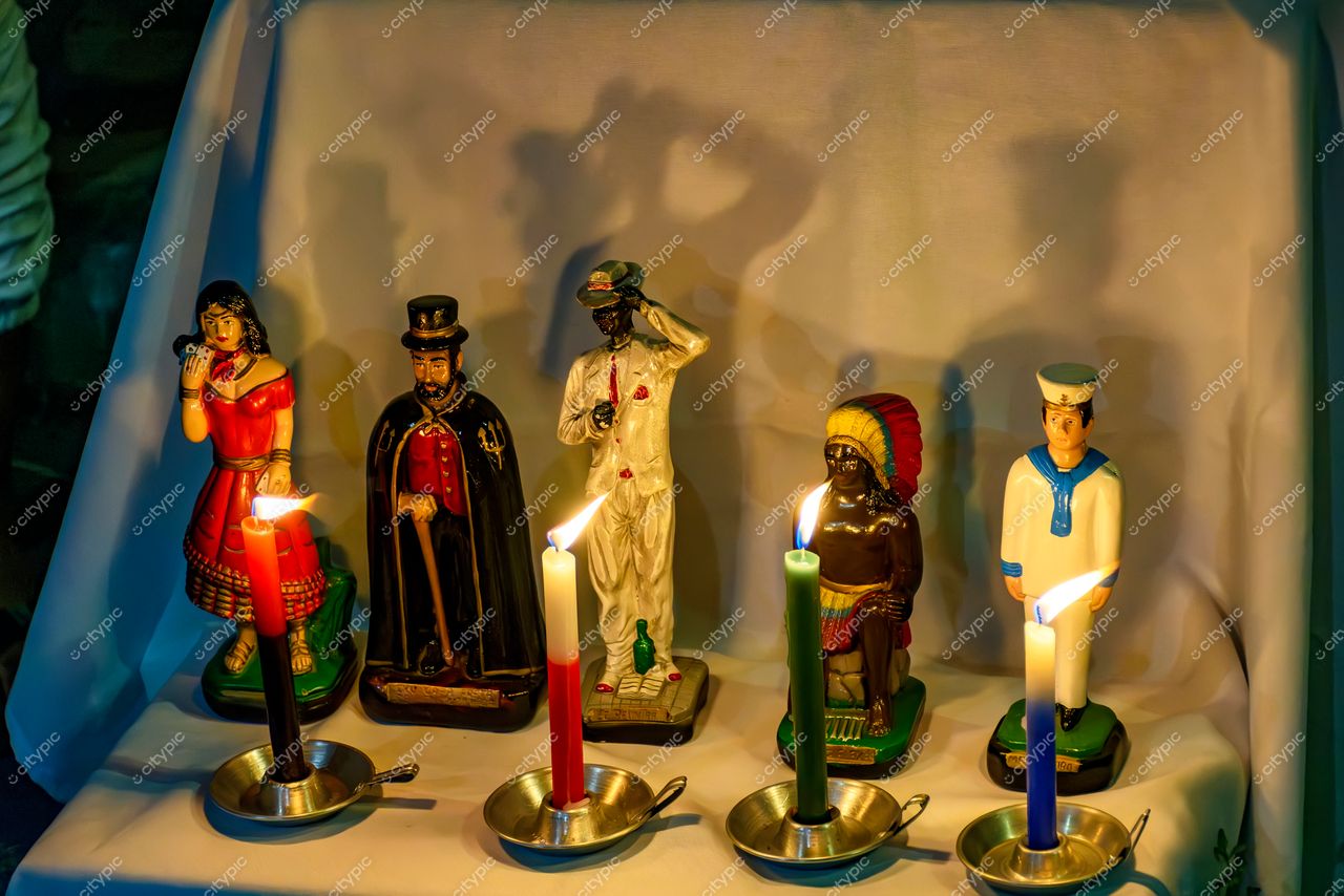 Altar das Figuras Típicas: Celebração da Cultura Popular em Belo Horizonte, Minas Gerais