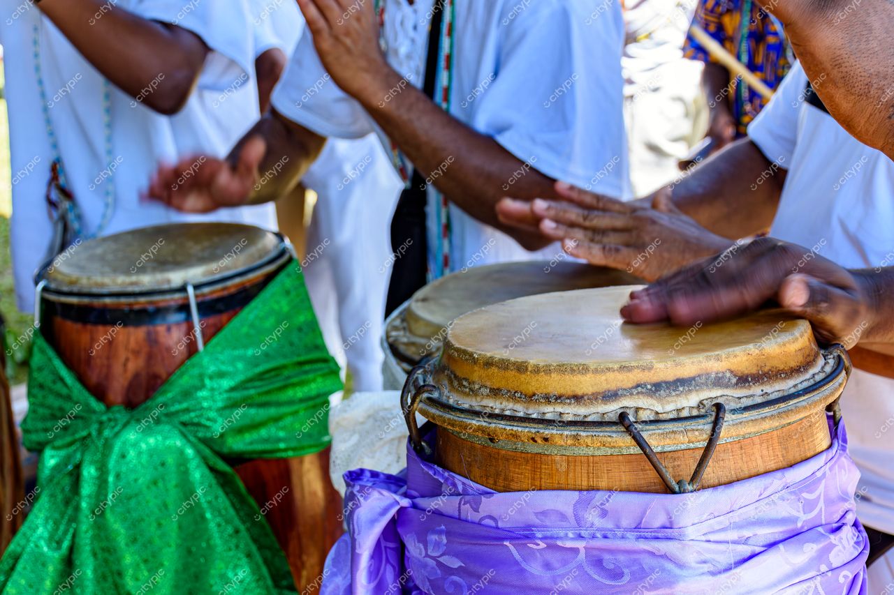 Tambores coloridos ecoam em evento cultural em Belo Horizonte, Minas Gerais, Brasil: celebração da música e tradição