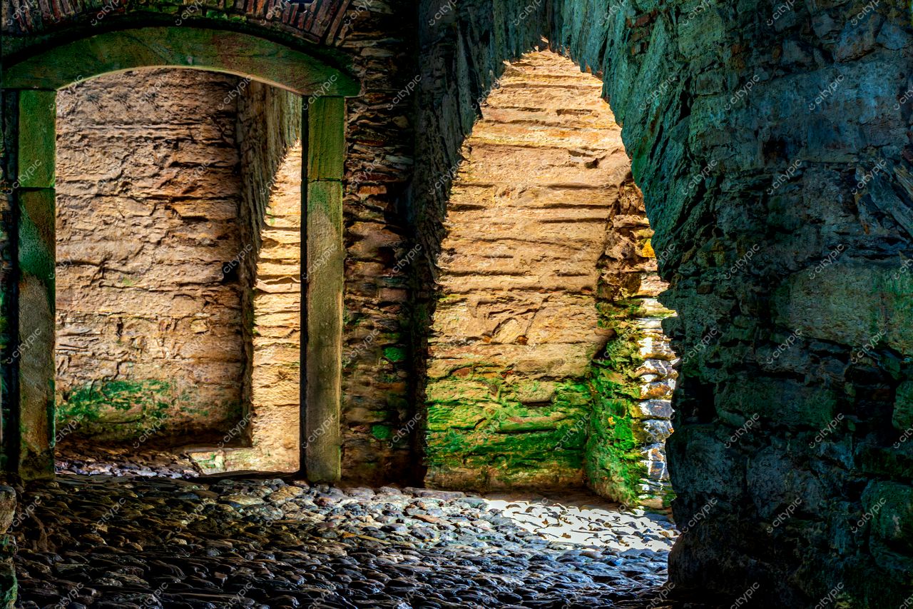 Ouro Preto, Minas Gerais: Interior histórico de arcos de pedra e paredes rústicas