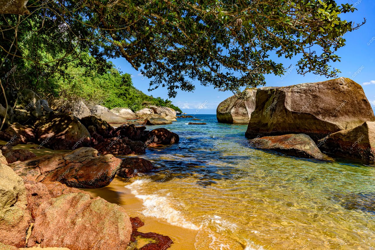 Praia Paradisíaca em Ilha Grande, Angra dos Reis: Beleza Serena e Intocada da Natureza Brasileira
