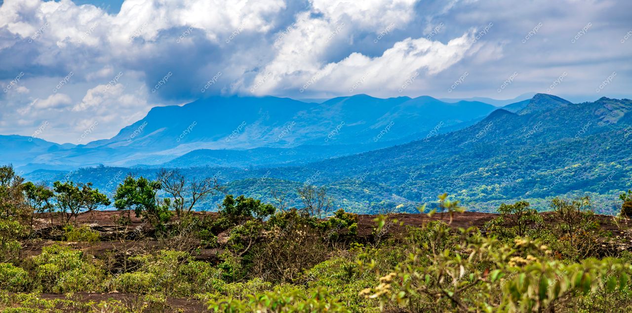 Ouro Preto, Minas Gerais: Vista panorâmica das montanhas em tons azulados e vegetação exuberante