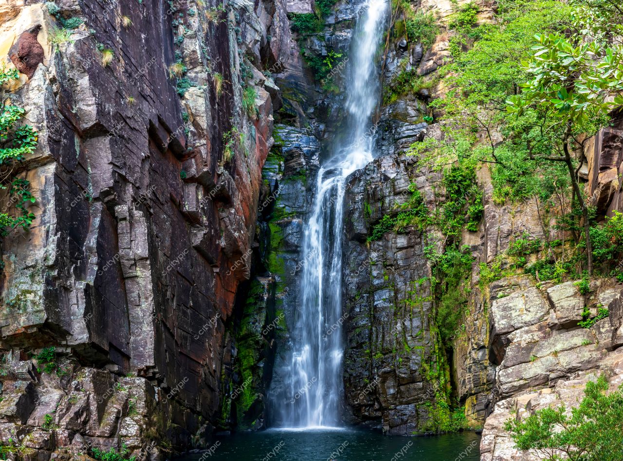 Santana do Riacho, Minas Gerais: A majestosa cachoeira da exuberância selvagem