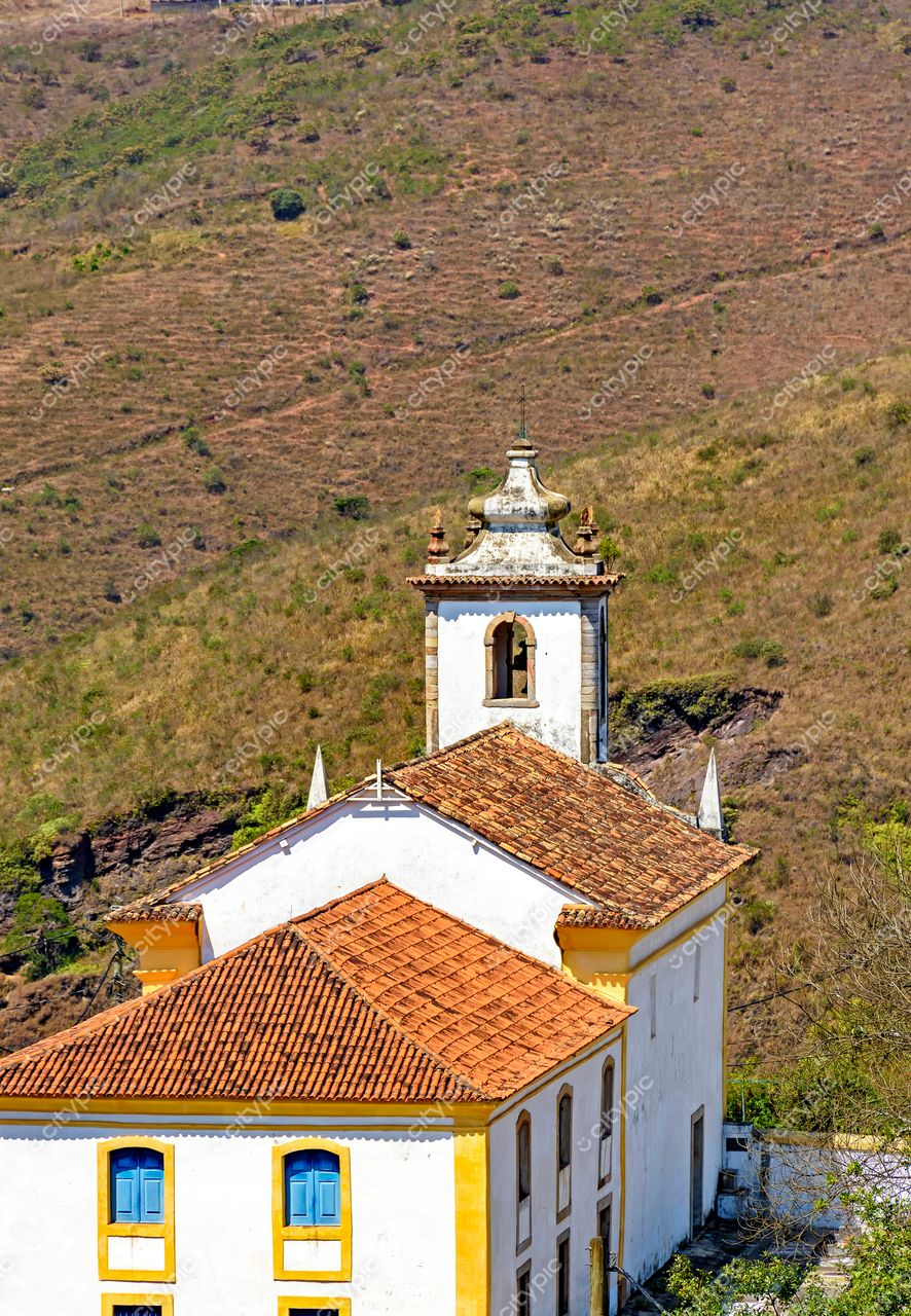Ouro Preto, Minas Gerais: Igreja histórica com arquitetura colonial e paisagem natural harmoniosa