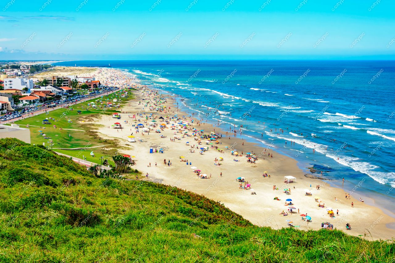 Torres, Rio Grande do Sul: A beleza da praia dourada e do mar azul vibrante