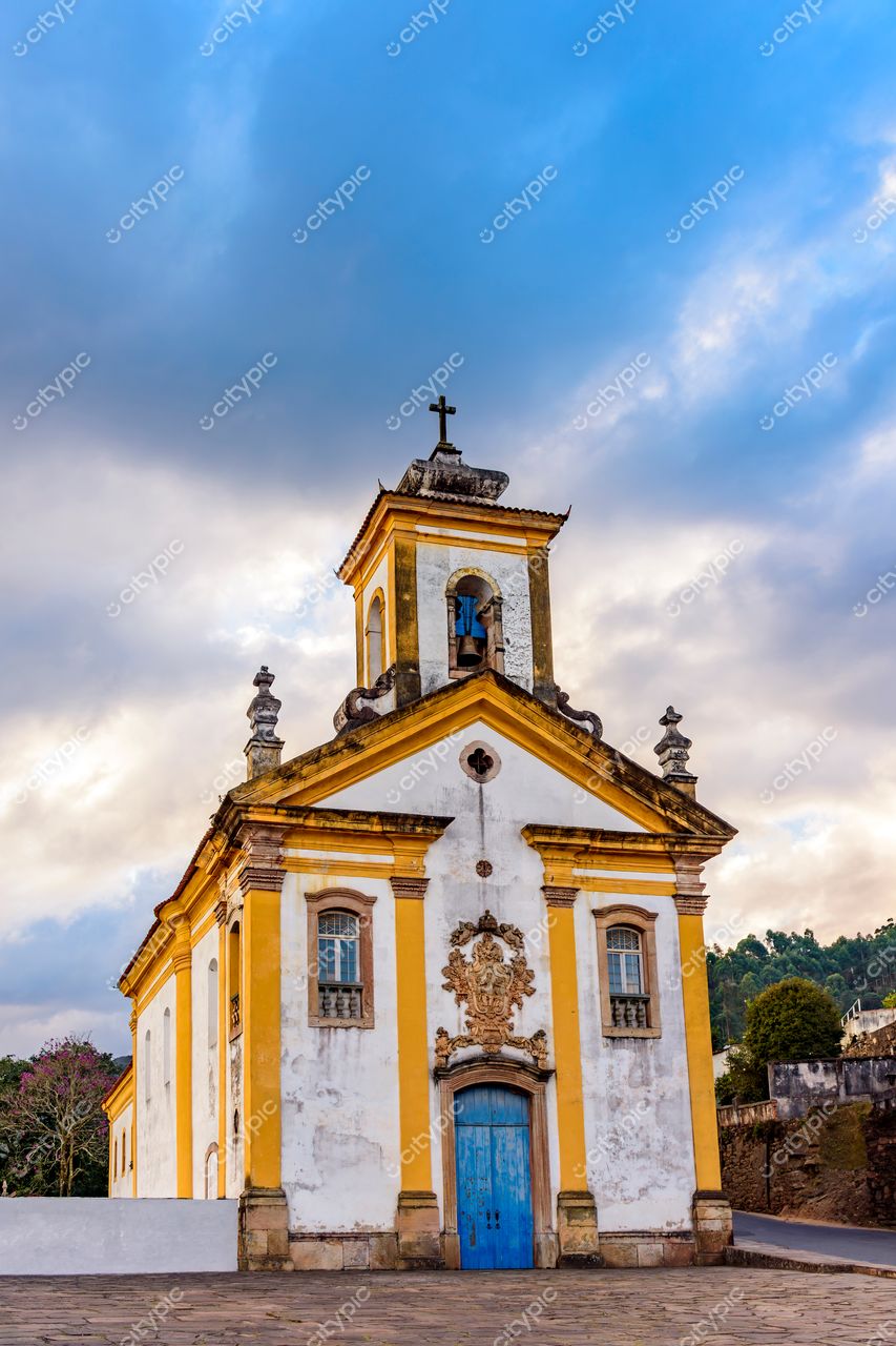 Ouro Preto, Minas Gerais: Igreja histórica com fachada branca e detalhes em amarelo