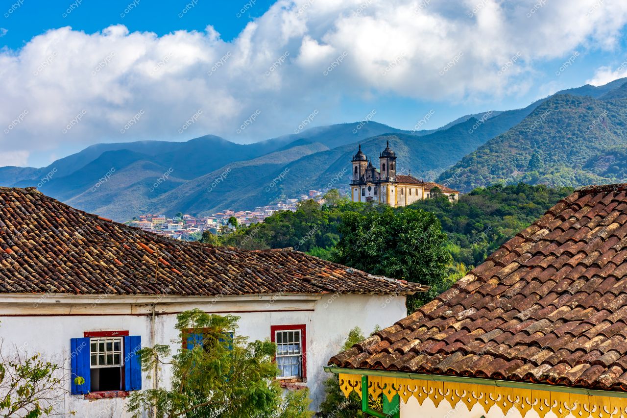 Ouro Preto, Minas Gerais: Vista panorâmica da arquitetura histórica e das montanhas onduladas