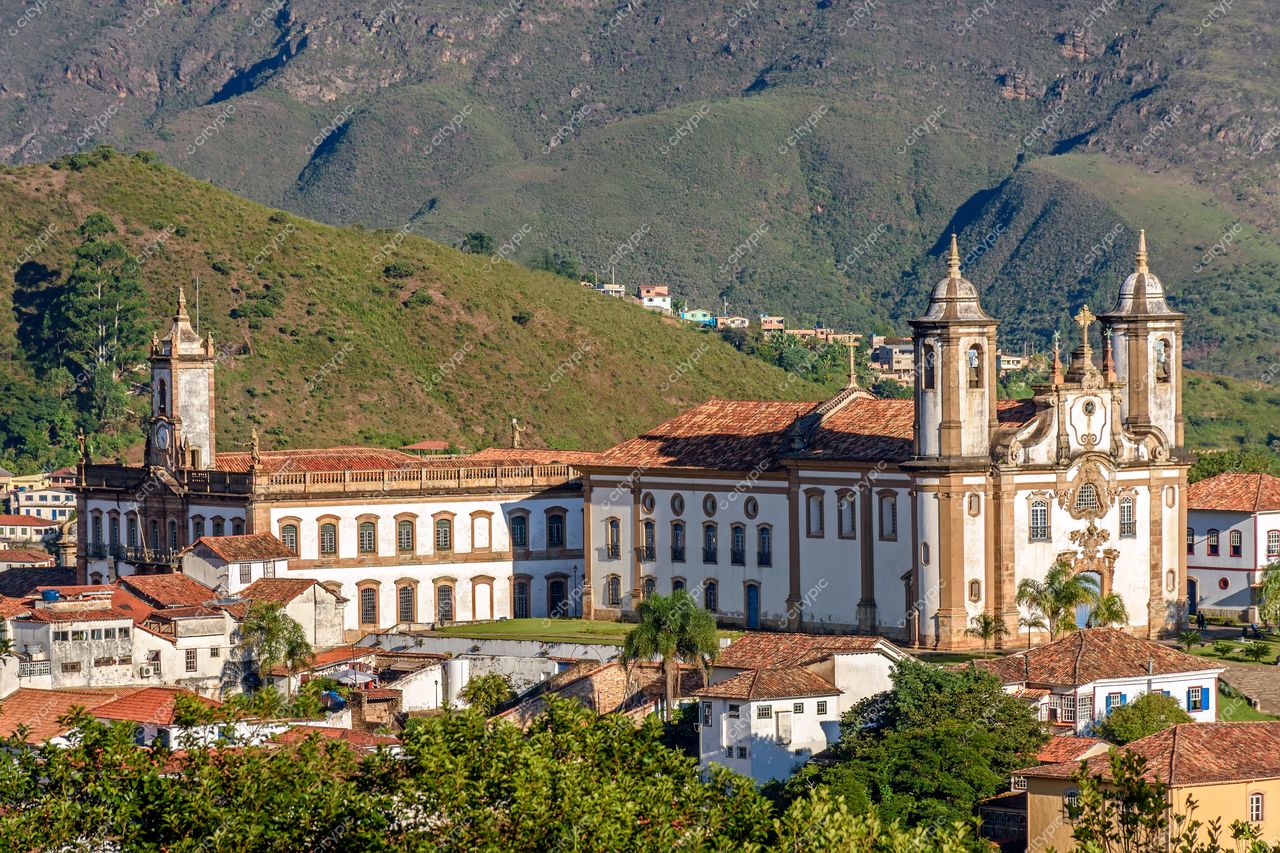 Ouro Preto, Minas Gerais: A majestosa arquitetura colonial em meio às montanhas verdejantes