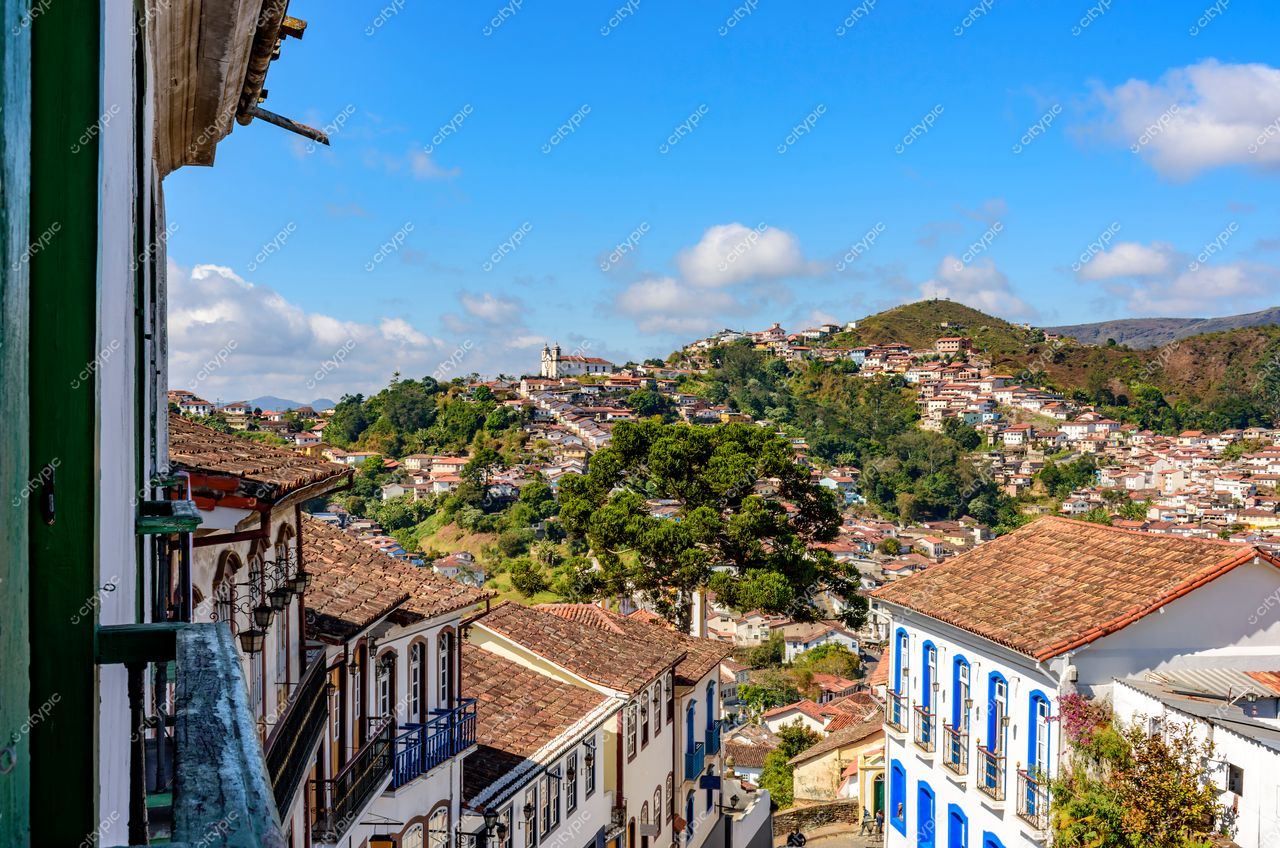 Ouro Preto, Minas Gerais: Vista panorâmica das construções coloniais e telhados de cerâmica